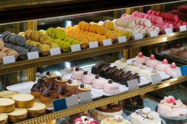 Pastanede sergilenen tatlı ve kekler