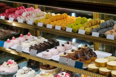 Pastanede sergilenen tatlı ve kekler