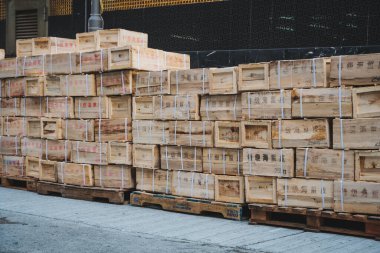 Hong Kong, Hong Kong - Kasım 2019: Çin ithalat ve ihracat malları paletin üzerine istiflenmiş ahşap kutularda.