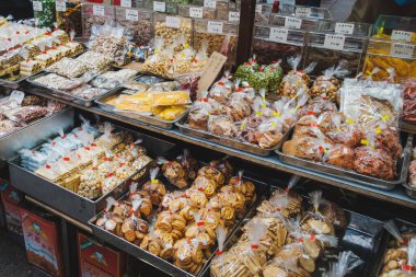Hong Kong - Kasım 2019: Bisküviler, fındıklar ve abur cuburlar Hong Kong 'da sokak yiyecekleri pazarında satılıyor