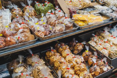  Bisküviler, fındıklar ve abur cuburlar sokak yiyecek pazarında satılıyor. 