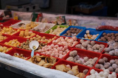 Asya gıda pazarında Çin sokak yemekleri -