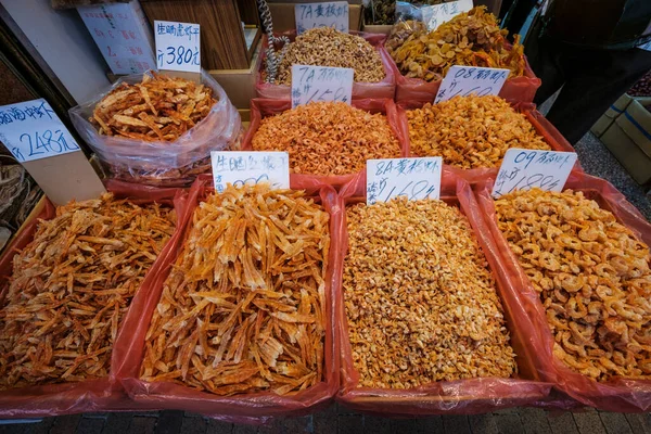 Hong Kong, Çin 'deki sokak pazarında kurutulmuş karides, yengeç ve kabuklu deniz hayvanı.