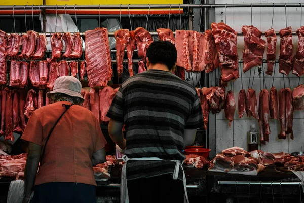 Hong Kong China Novembro 2019 Açougueiro Cliente Comprando Vendendo Carne — Fotografia de Stock