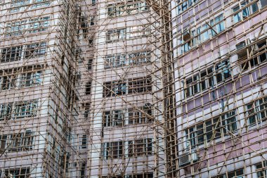 İnşaat alanında Bambu direği iskelesi. -