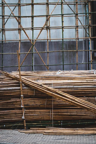 Nşaat Alanının Iskelesi Için Bambu Direkleri — Stok fotoğraf