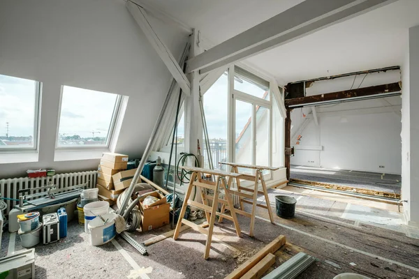 Tadilat sırasında çatı katı odası, apartman yenilenmesi. 