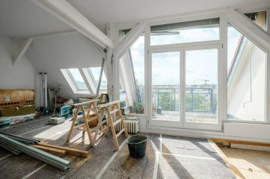 Tadilat sırasında çatı katı odası, apartman yenilenmesi. 