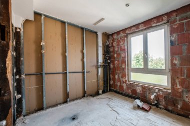 Ev tadilatı sırasında boş banyoda alçı duvar inşaatı