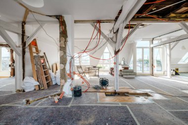 Tadilat sırasında çatı katı odası, apartman yenilenmesi. 