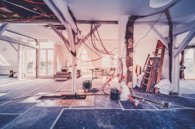 Tadilat sırasında çatı katı odası, apartman yenilenmesi.