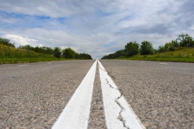 Issız ülke asfalt karayolu ve bulutlu mavi gökyüzü