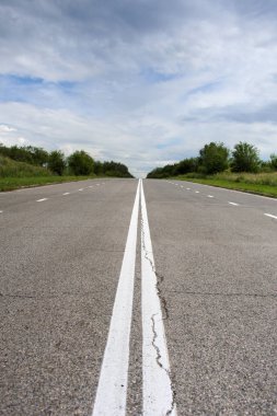 Issız ülke asfalt karayolu ve bulutlu mavi gökyüzü