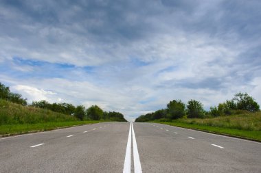 Issız ülke asfalt karayolu ve bulutlu mavi gökyüzü