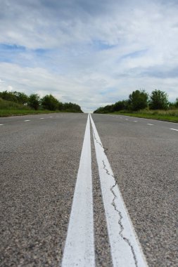 Issız ülke asfalt karayolu ve bulutlu mavi gökyüzü