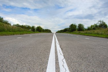 Issız ülke asfalt karayolu ve bulutlu mavi gökyüzü