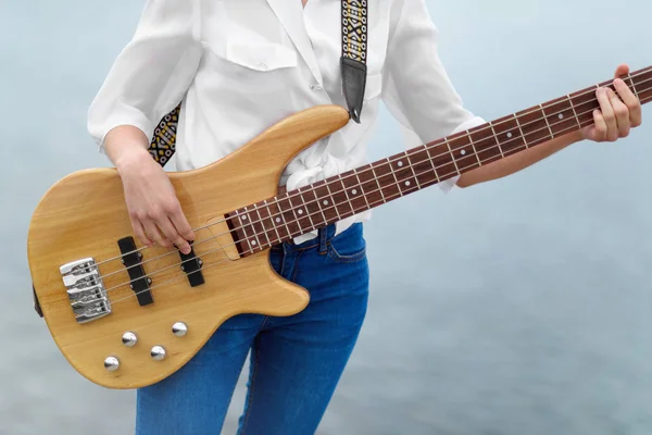 Une Fille Tenant Une Guitare Basse Jeune Femme Jouant Une — Photo