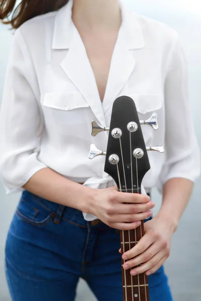Dziewczynka Gospodarstwa Gitara Basowa Młoda Kobieta Gra Gitara Basowa — Zdjęcie stockowe