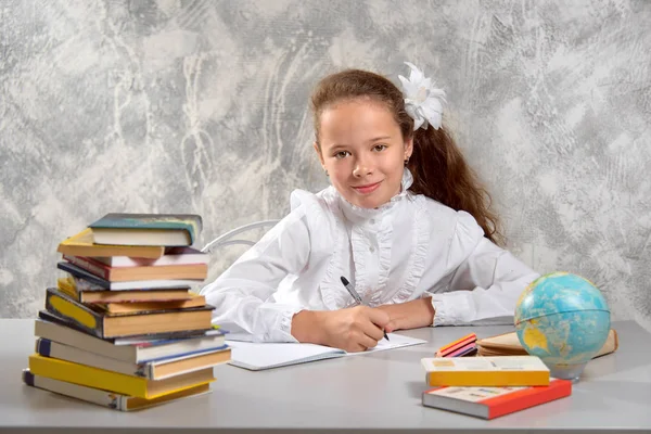 Studentessa Uniforme Scolastica Siede Alla Scrivania Scrive Qualcosa Nel Quaderno — Foto Stock