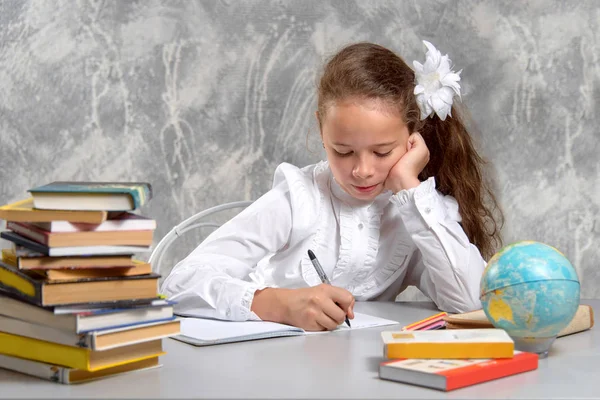 Colegiala Uniforme Escolar Sienta Escritorio Escribe Algo Cuaderno Vuelta Escuela —  Fotos de Stock