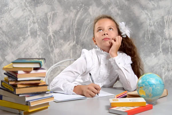 Skolflickas Skoluniform Sitter Vid Skrivbordet Och Och Skriver Något Anteckningsboken — Stockfoto