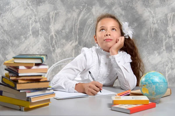 Colegiala Uniforme Escolar Sienta Escritorio Escribe Algo Cuaderno Vuelta Escuela —  Fotos de Stock