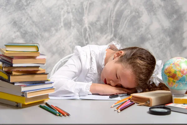 那个女学生厌倦了做作业 在桌旁睡着了 回学校去新的学年 儿童教育概念 — 图库照片