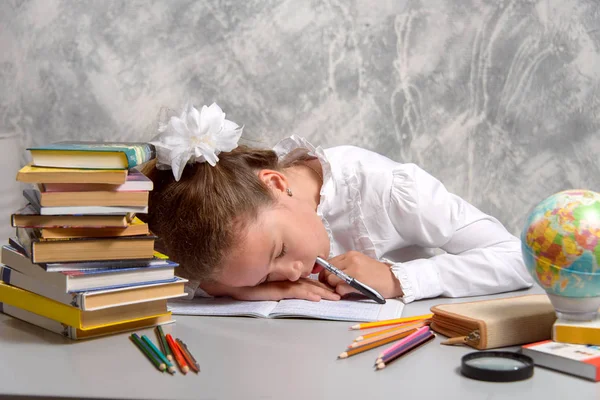 那个女学生厌倦了做作业 在桌旁睡着了 回学校去新的学年 儿童教育概念 — 图库照片