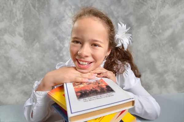 Colegialas Uniforme Escolar Sentadas Escritorio Haciendo Caras Graciosas Disparo Gran — Foto de Stock