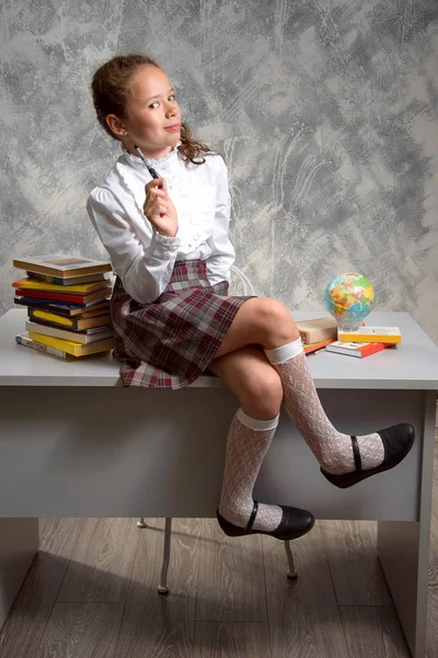 Studentessa Irrequieta Uniforme Scolastica Siede Sul Tavolo Sorride Felicemente Uno — Foto Stock