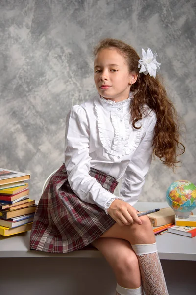 Studentessa Irrequieta Uniforme Scolastica Siede Sul Tavolo Sorride Felicemente Uno — Foto Stock