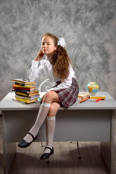 Studentessa Irrequieta Uniforme Scolastica Siede Sul Tavolo Sorride Felicemente Uno — Foto Stock