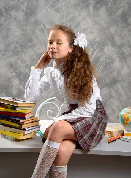 Studentessa Irrequieta Uniforme Scolastica Siede Sul Tavolo Sorride Felicemente Uno — Foto Stock