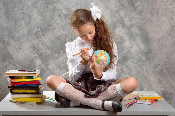 Colegiala Inquieta Uniforme Escolar Sienta Mesa Sonríe Felizmente Sobre Fondo — Foto de Stock