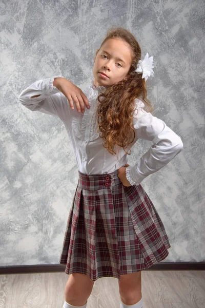 Studentessa Uniforme Scolastica Posa Diverte Uno Sfondo Grigio Chiaro Torniamo — Foto Stock