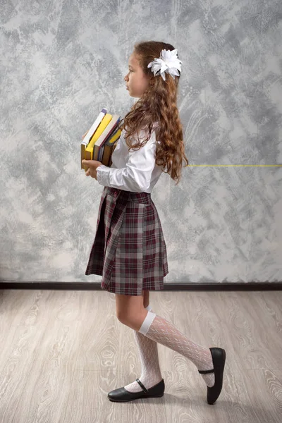 Colegiala Uniforme Escolar Con Libros Libros Texto Posa Sobre Fondo — Foto de Stock