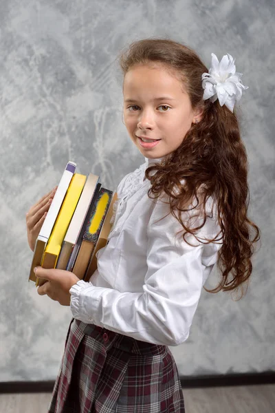 Schulmädchen Schuluniform Mit Büchern Und Lehrbüchern Posiert Auf Hellgrauem Hintergrund — Stockfoto