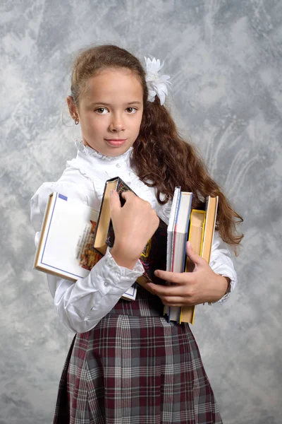 Studentessa Uniforme Scolastica Con Libri Libri Testo Posa Uno Sfondo — Foto Stock