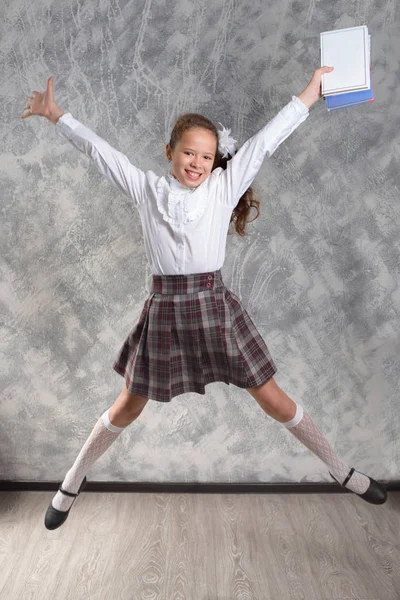 Colegiala Uniforme Escolar Con Libros Saltos Libros Texto Vuelta Escuela —  Fotos de Stock