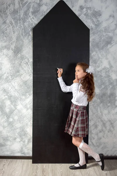 Colegiala Uniforme Escolar Queda Pizarra Piensa Hace Tarea Vuelta Escuela — Foto de Stock