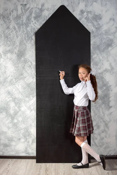 Colegiala Uniforme Escolar Queda Pizarra Piensa Hace Tarea Vuelta Escuela — Foto de Stock