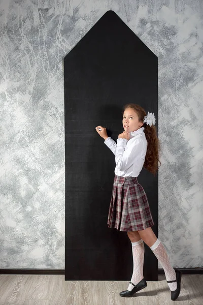 Colegiala Uniforme Escolar Queda Pizarra Piensa Hace Tarea Vuelta Escuela — Foto de Stock