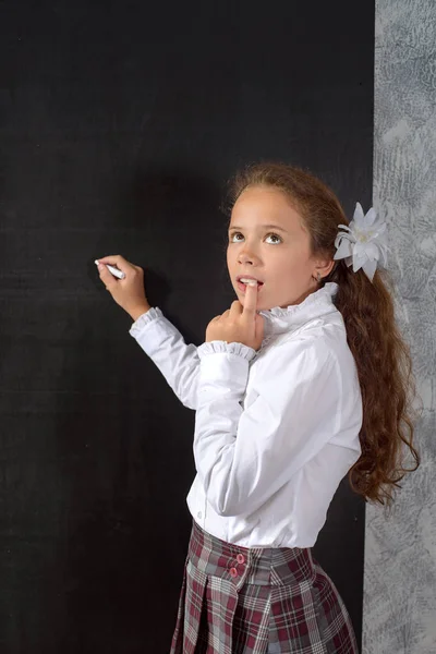 Studentessa Uniforme Scolastica Rimane Alla Lavagna Pensa Compito Torniamo Scuola — Foto Stock