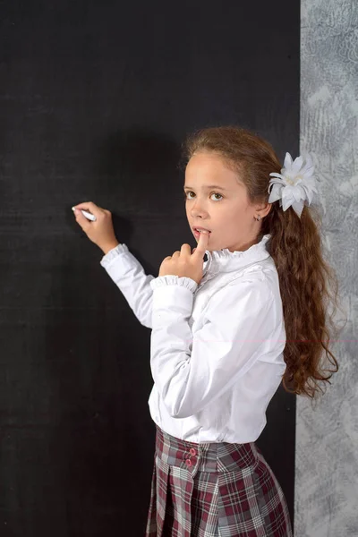 Studentessa Uniforme Scolastica Rimane Alla Lavagna Pensa Compito Torniamo Scuola — Foto Stock