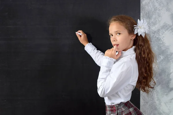 Iskolás Iskolai Egyenruhát Marad Táblára Úgy Gondolja Nem Feladat Vissza — Stock Fotó