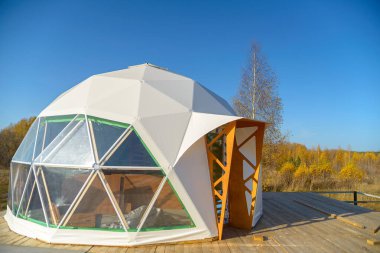 Sonbahar doğasının arka planında büyük, yuvarlak bir kulübe..