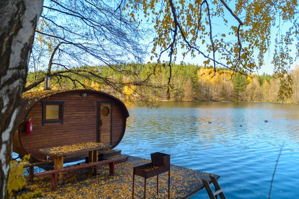 Eski Ahşap Güzel Mavi Bir Gölün Kıyısındaki Sarı Bir Sonbahar — Stok fotoğraf
