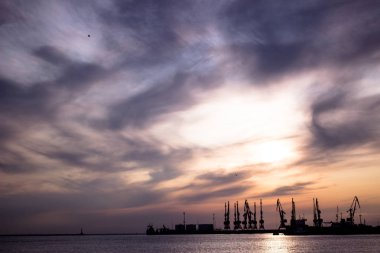 Bulutlar - doğal arka plan manzara soyut günbatımı deniz, fantastik gökyüzü, güneş aydınlatır.