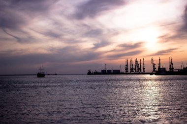 Renkli ahşap balıkçılık ve zevk tekneler Türkiye İstanbul bölgesinde küçük limanda palamarla.