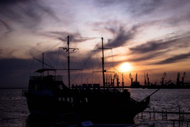 Büyük, eski bir gemi Pier'de günbatımında olduğunu.